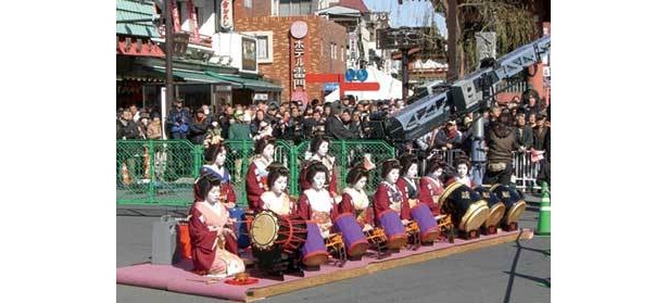 折り返しの中継ポイント浅草雷門前では、伝統芸能も（東京大マラソン祭り2009）