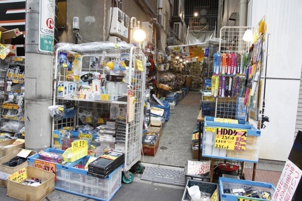 イタズラおもちゃから、工作キットなど幅広く揃う三月兎1号店