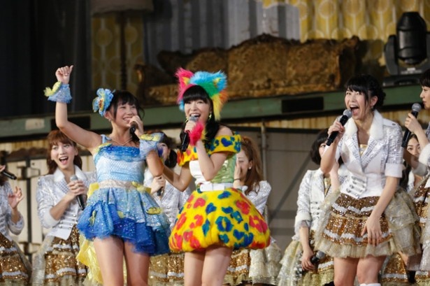 指原莉乃（中央）がレフリーを務めた、じゃんけん対決で勝利し、喜ぶ薮下柊（左）と、悔しがる横山由依（右）