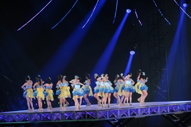 新曲『僕らのユリイカ』を披露するNMB48の選抜メンバー