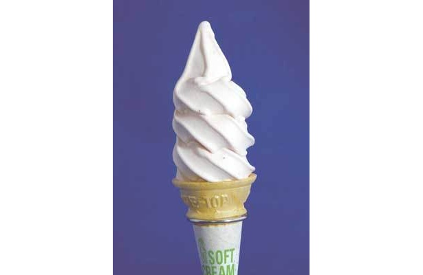 リッチなミルクと濃厚なイチゴの味がたまらない。あいすの家「北海道生いちごソフトクリーム」(350円)
