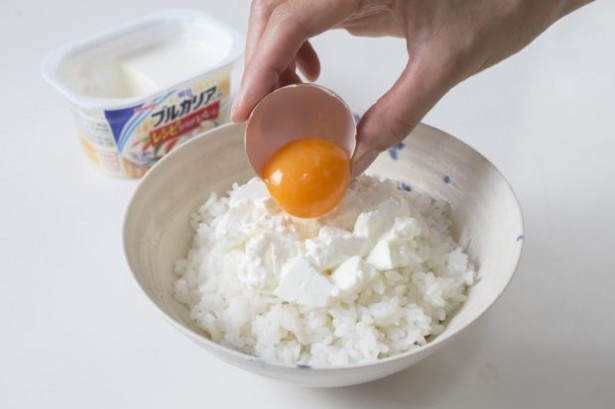 【写真を見る】ご飯にヨーグルトと卵黄をプラス！