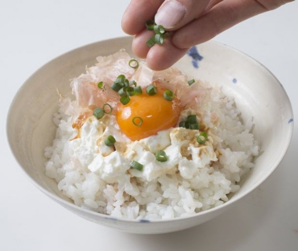 カツオ節と万能ネギを合わせて完成！