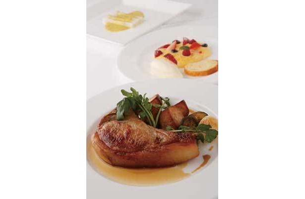 「吉田さん家の豚 骨付きロース肉のロースト」（2625円）など料理は季節により異なる（AUXAMIS 59）