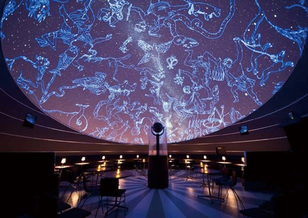 高性能プロジェクターで全天に映像が映し出される(PLANETARIUM Starry Cafe)
