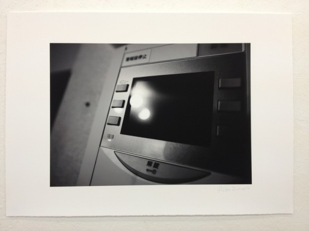 作品をイメージしたモノクロ写真も展示