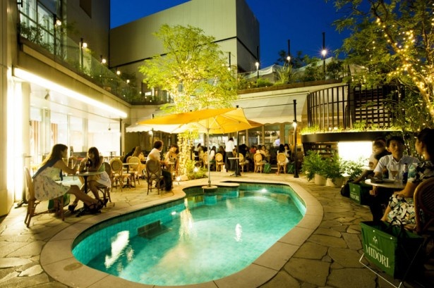 渋谷の「347cafe」。南国風のプールサイドテラスで水と夜景のきらめきに癒される