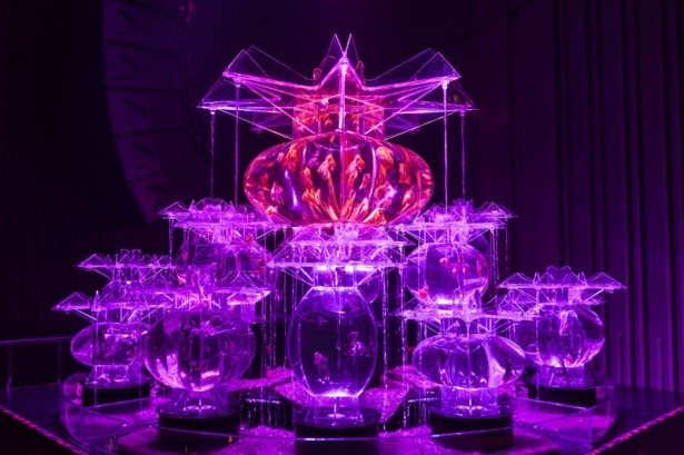日本橋三井ホールで開催中の「アートアクアリウム2013」。注目作は幅約3mの「大奥」