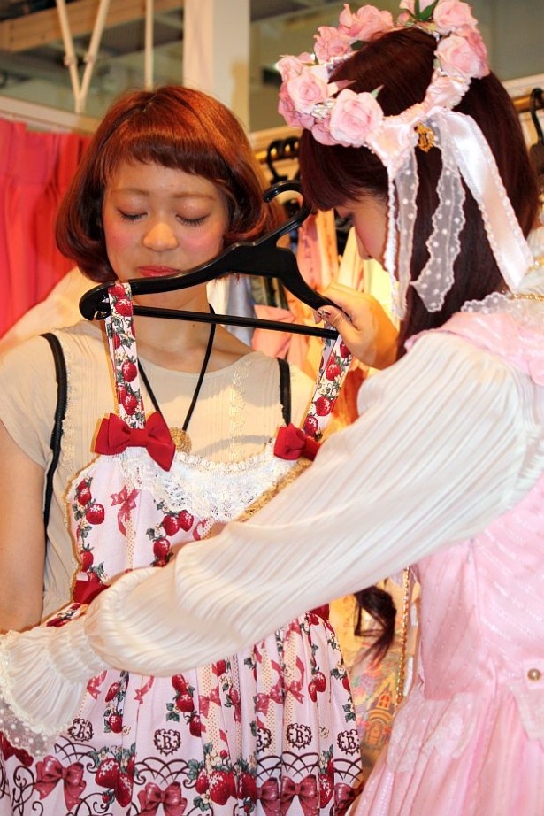 今回はロリータカリスマモデル・青木美沙子さんが衣装をチョイス！