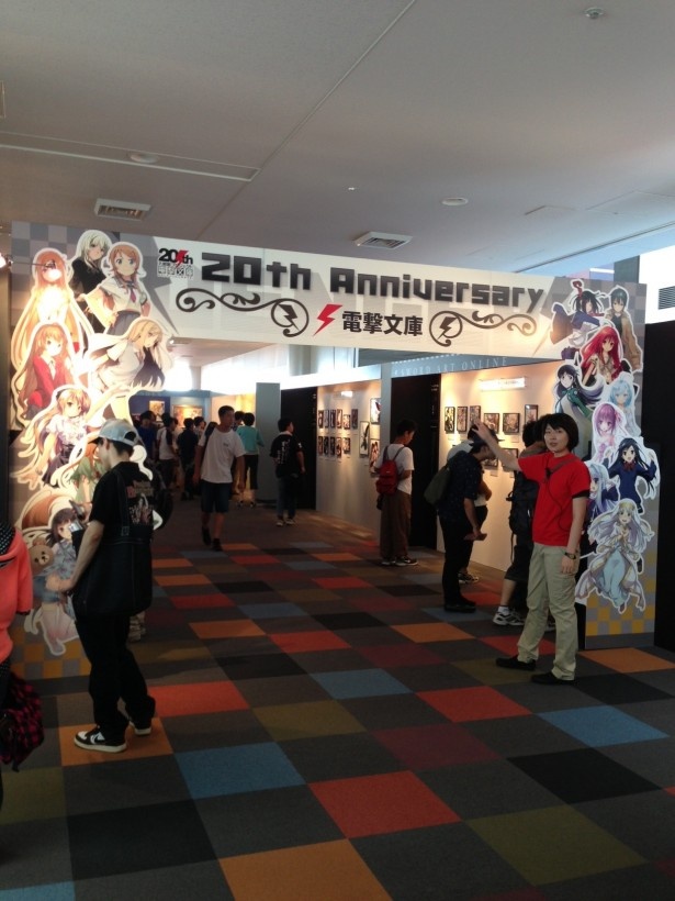 入口には人気キャラが勢ぞろいのゲートがある
