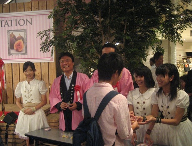 福岡県知事・小川洋さんらが博多とよみつひめの試食を配布