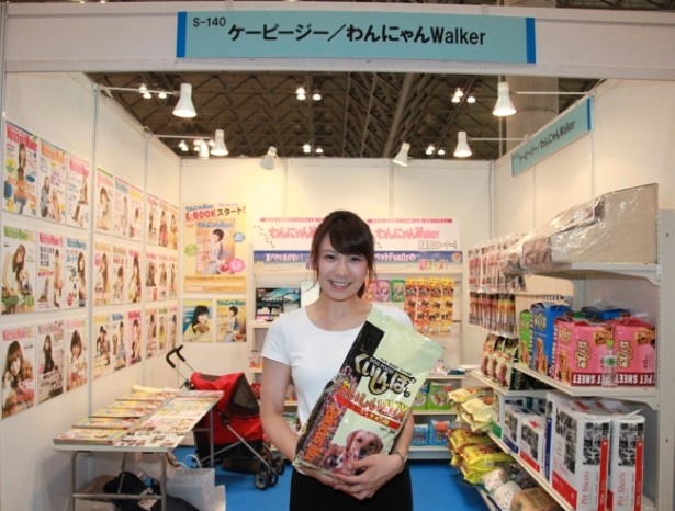 ケーピージーの平野さんが商品をPR