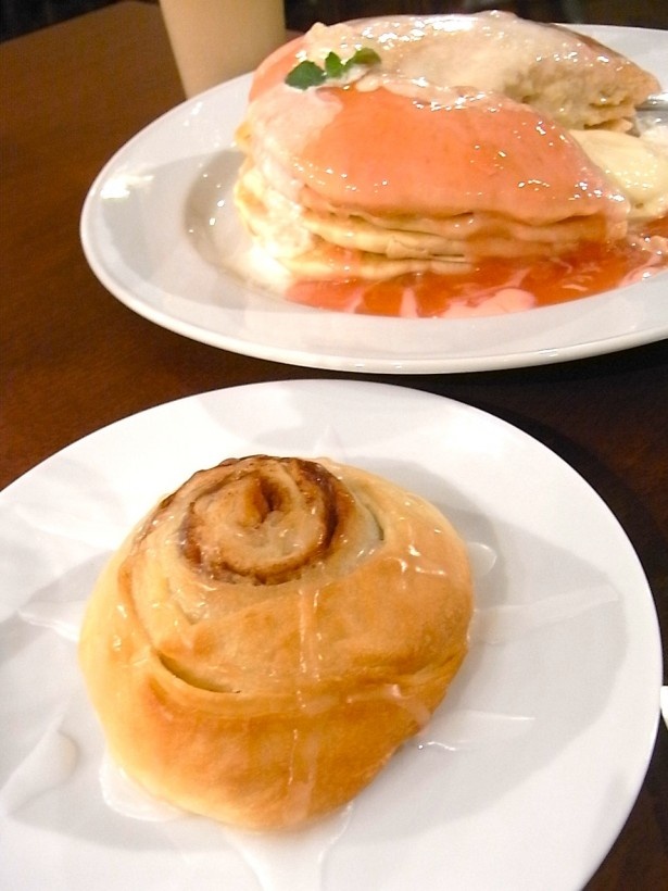 毎朝お店で焼いている限定30食「シナモンロール」(450円)