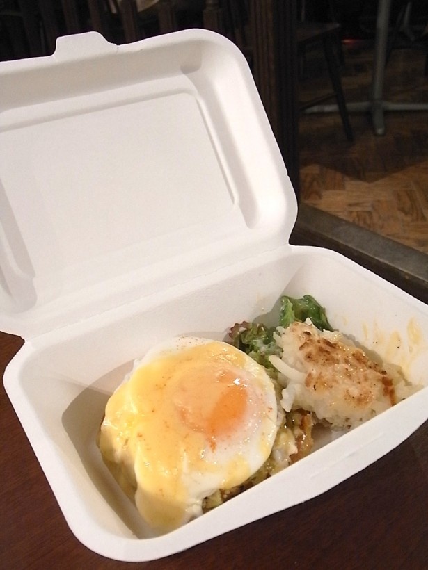 スタッフに頼めばテイクアウト用パッケージに包んでくれる