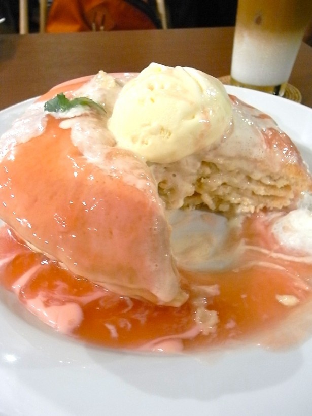 パンケーキはホールサイズだと4枚ものボリューム