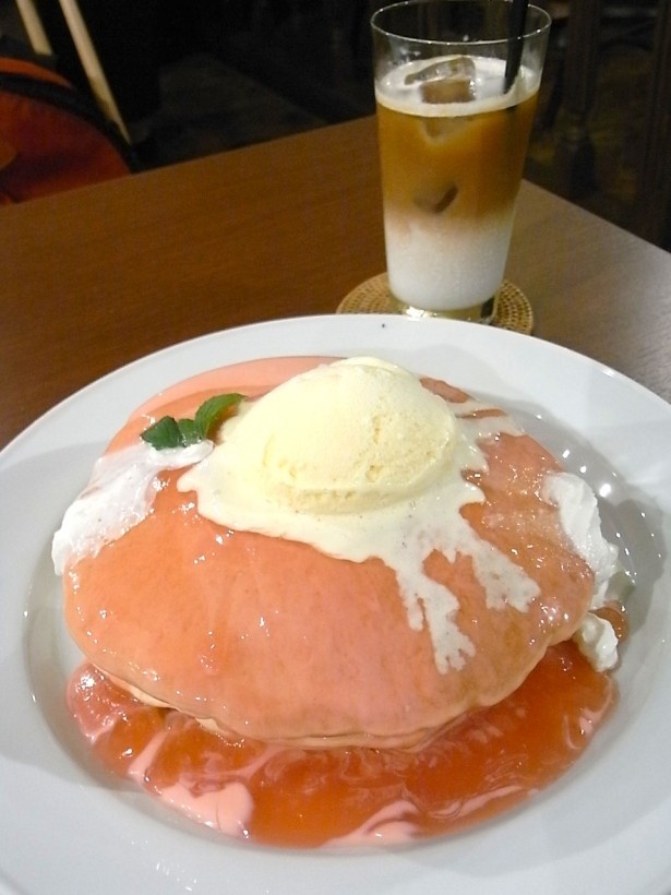 「グァバシフォンパンケーキ」と「ヘーゼルナッツラテ」(奥650円)