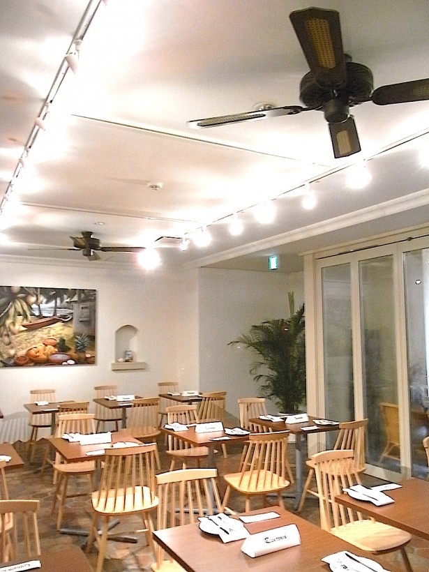 ハワイ本店と同じ画家の絵画が飾られたゆったりとした店内