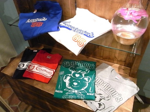 「Tシャツ」(4200円)「マグカップ」(900円)など受付ではグッズ販売も