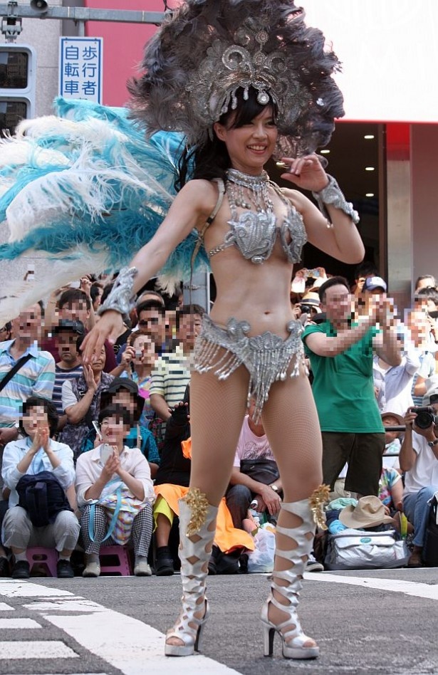 画像1 浅草サンバ祭り開催 セクシーに踊り子が舞う ウォーカープラス