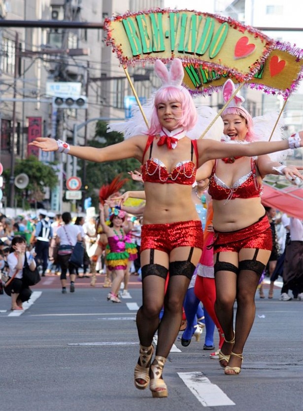 華やかなダンスを披露する参加者