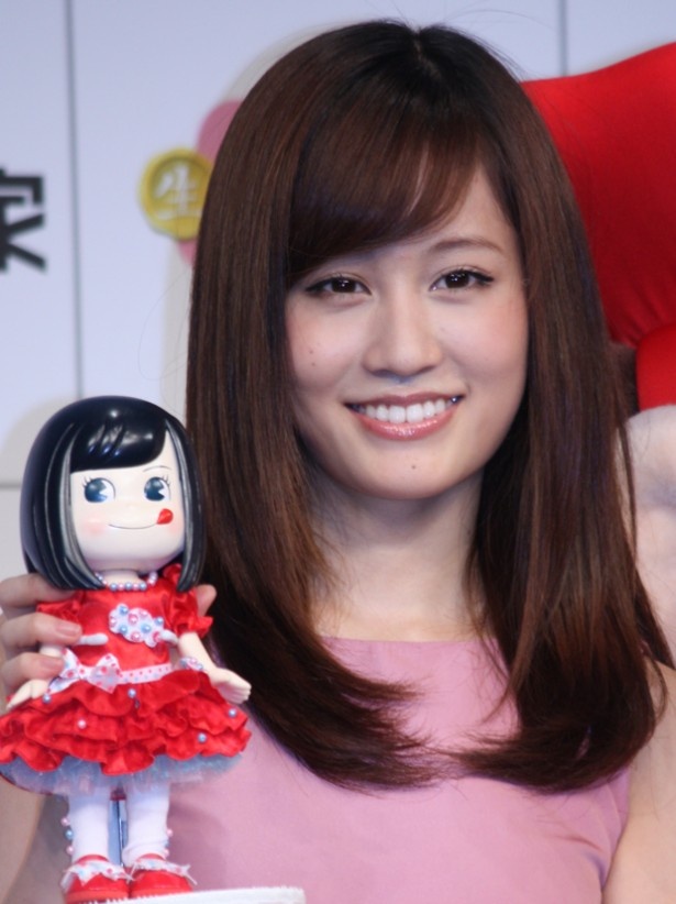 ワンピース姿で照れていた前田さん