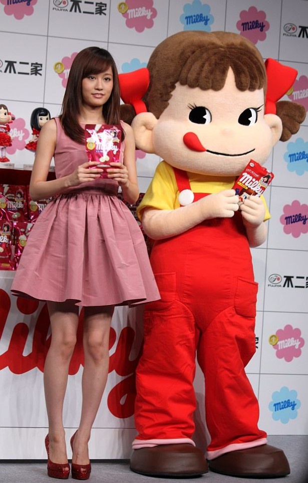 【写真を見る】可愛いミニワンピ姿でペコちゃんとポーズする前田敦子さん