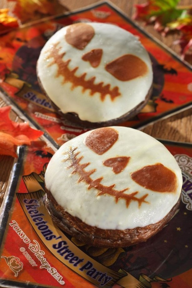 【写真を見る】楽しいドーナツも！「スプーキースケルトンドーナツ(オレンジクリーム)」(350円)
