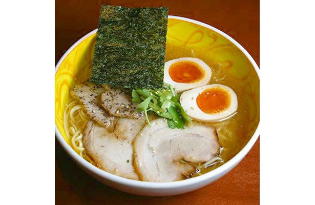 【いちばんや】「しろ醤油三種入りラーメン」(￥980)。米、大麦、塩が原料の「米しろ醤油」を用いた一杯。栃木産の安心鶏の玉子も美味