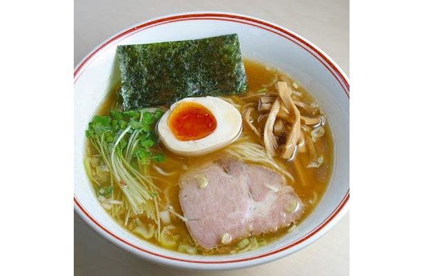 【あぢとみ食堂】「正油細麺」(￥680)。鶏のうま味とさわやかな魚介テイストがじんわりと合体した一杯。のど越しのよい、するりとした細麺の口当たりもいい