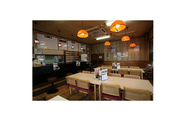 【あぢとみ食堂】テーブル席などが並ぶ店内は、まだ食堂の雰囲気も。駐車場も広く、店内もゆったりとした空間で、家族連れでも気軽に寄れる
