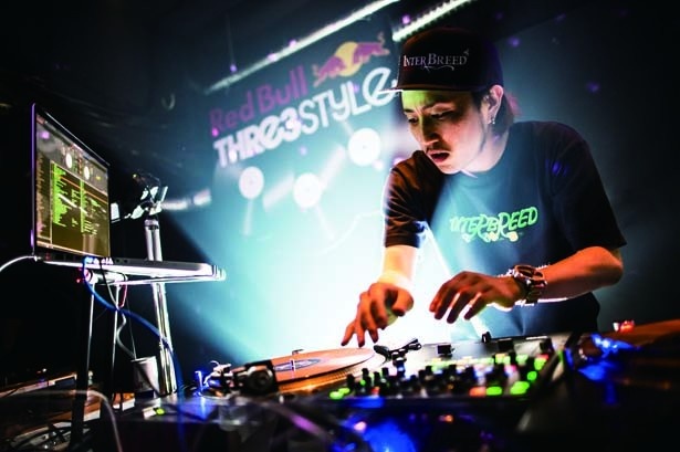 レッドブル スリースタイルDJバトルでの優勝経験もある若手注目株のDJ IKU