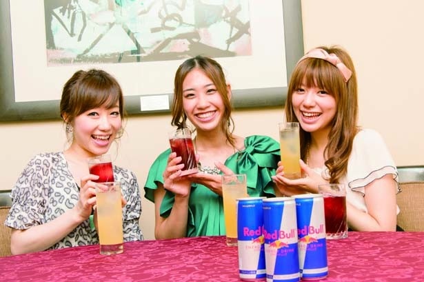 ハピジョブロガーによる試飲会を実施。「とってもフルーティ！ これを飲みながらアスリートのショーが見られるなんて」（写真左、仮谷さん）。hapijo-nagoya.com/ 