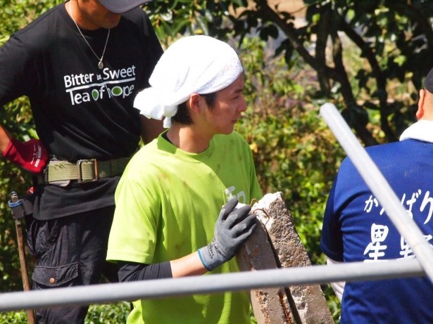 茶畑の復旧作業のシーンを撮影する小池