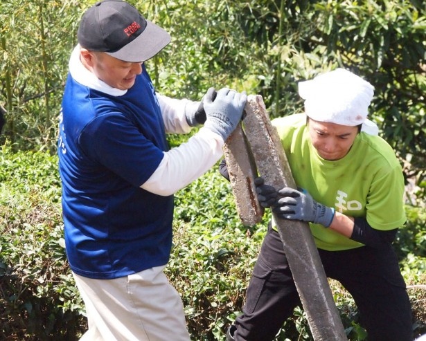 「撮影中は水ではなく玉露のおいしいお茶を堪能してます（笑）」と小池