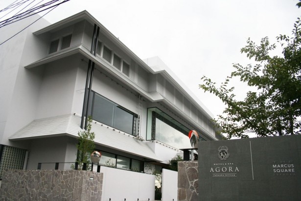 坂の上に位置しており、ホテルからは福岡市内を一望できる