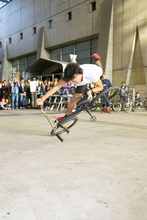 プロライダーによる迫力のパフォーマンスや、親子で参加できるBMX体験スクールも開講
