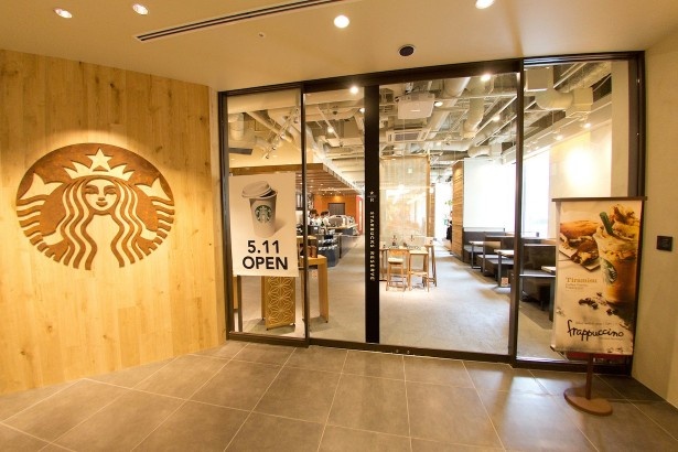 リザーブ提供店舗の入口には「STARBUCKS RESERVE(R)」と掲示してある