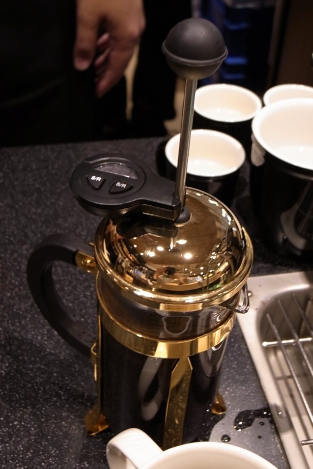 クローバーがない店舗でもリザーブをコーヒープレスで楽しめる