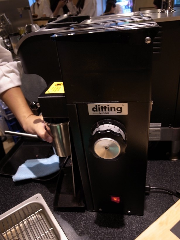 豆の挽き具合はコーヒープレスより細かい