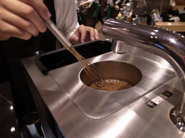 お湯となじませ、真空状態の下から一気にコーヒーを引き出して抽出