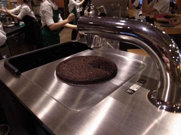 抽出したあとのこの豆カスはコーヒーケーキと呼ばれている