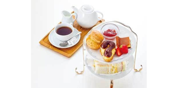 “7”をモチーフにしたエクレアがおいしそう！限定アフタヌーンティーセット(1575円/Cafe Madu)