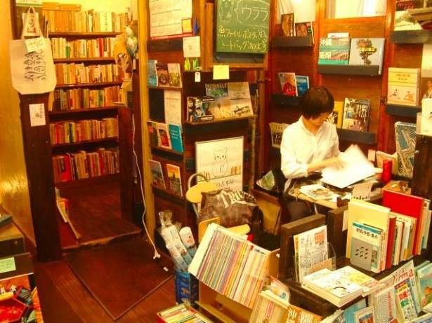【写真を見る】著者・宇田氏の職場である日本一狭い古本屋はコチラ