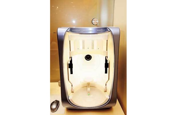 シミやシワの状態がわかる機械。怖いけれど現実が見られる(ファンケル銀座スクエア)