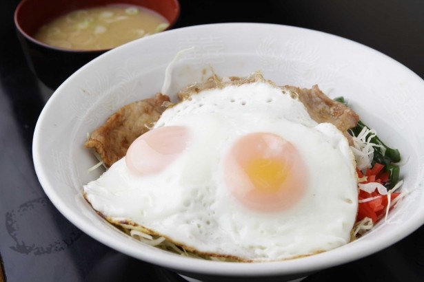 これぞ大衆食堂！せきざわ食堂の「しょうが焼目玉丼」