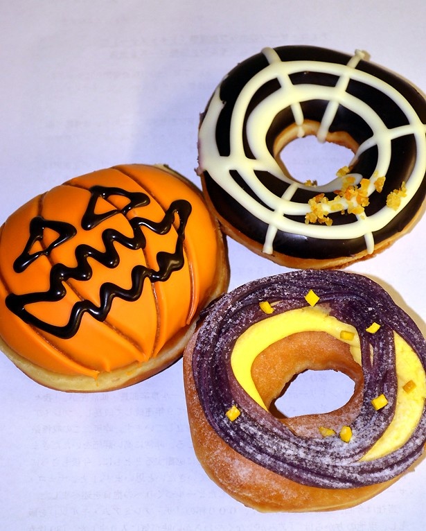 甘さ控えめで食べやすい！ハロウィン限定ドーナツを食べてみた
