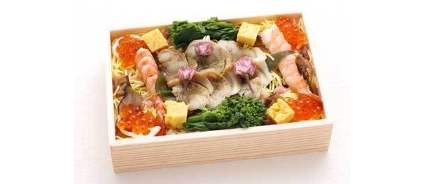 ハマグリ・エビなどの海鮮がたっぷりつまった知床鮨の「華ちらし」（1050円）