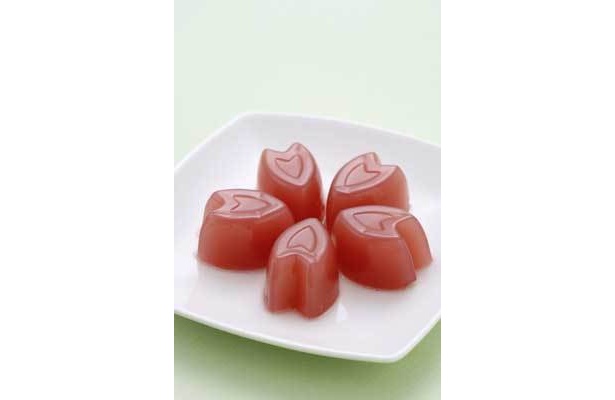 形もかわいいサクラようかんは、村岡総本舗の｢おぎおんさん｣(630円/日本橋三越本店)