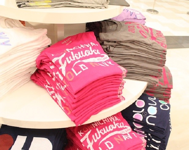 限定のFUKUOKAのロゴ入りTシャツ、カラーバリエも豊富