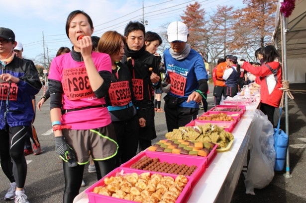 コースには給水所と“給スイーツ所”が。なんと200種以上のひとくちスイーツが食べ放題！